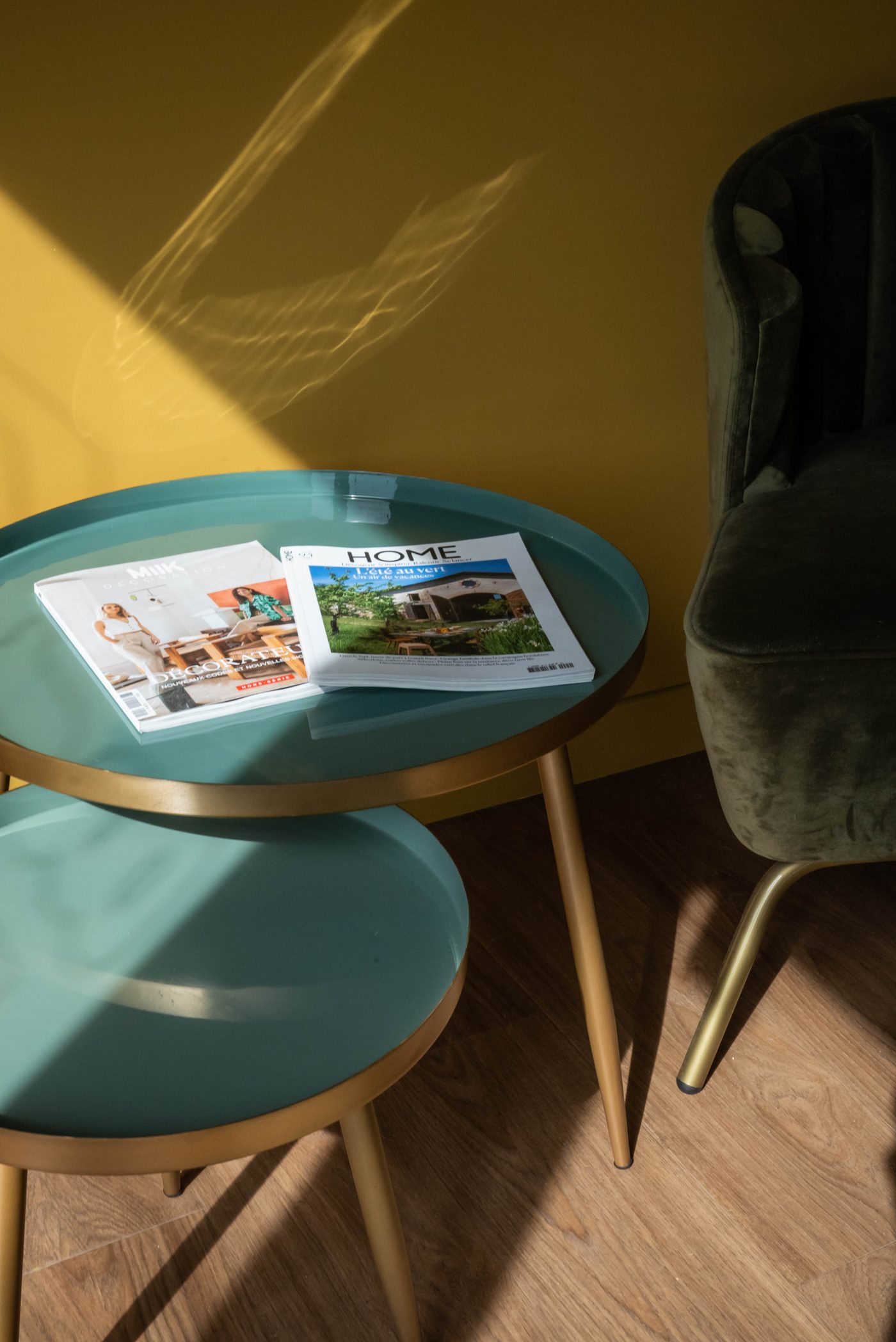 Salon d'accueil du Vigean : guéridons vert d'eau, fauteuil en velours, lumière du matin