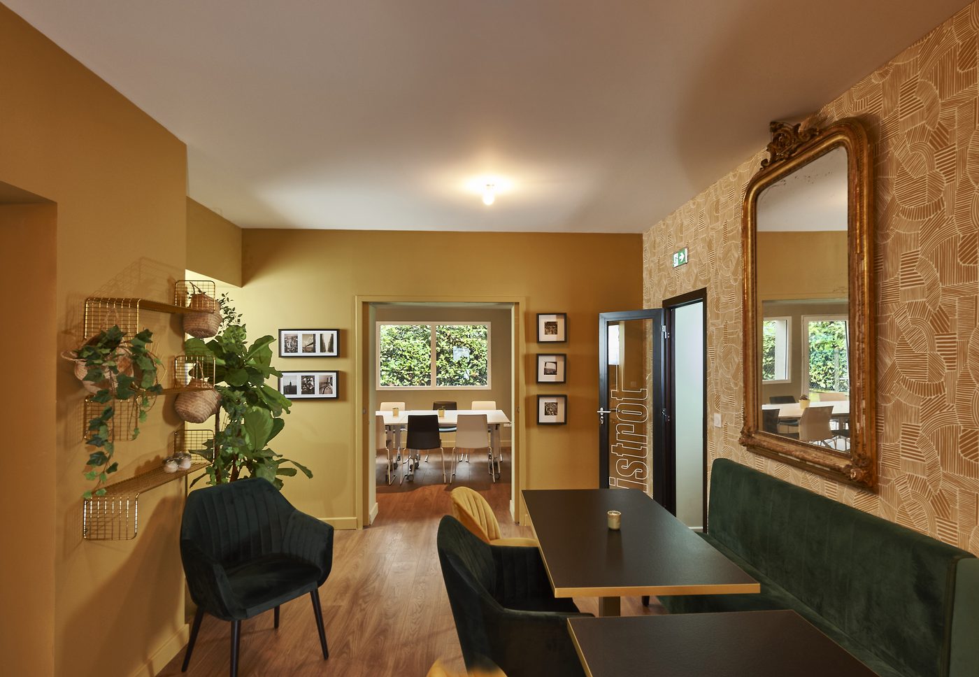 Espace Bistrot au Vigean : miroir doré, banquette verte, mur moutarde