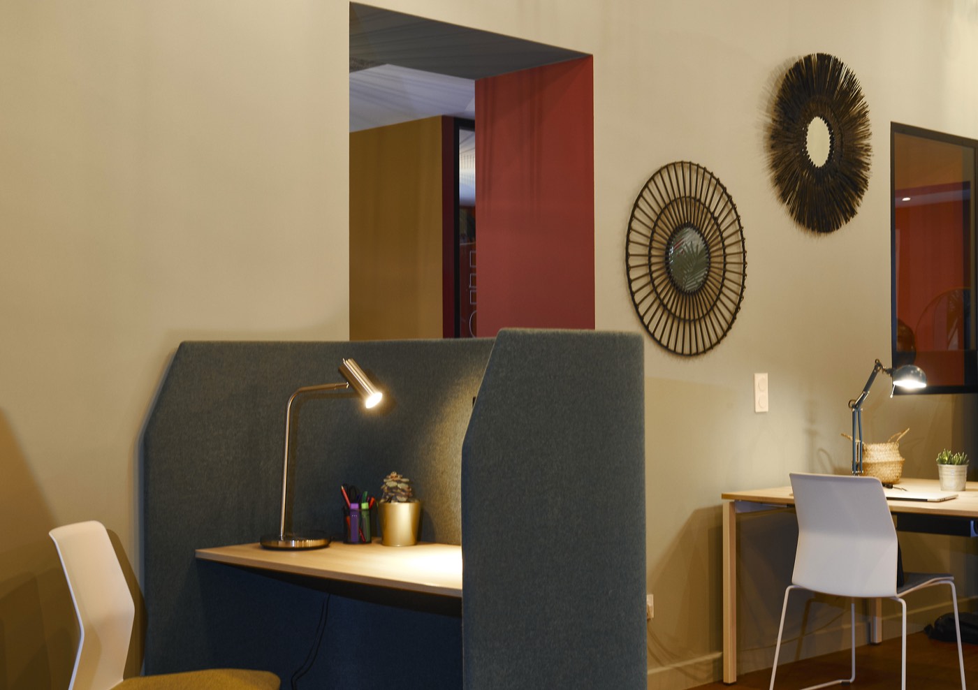 Coin travail cosy au Vigean, lampe et bureau debout