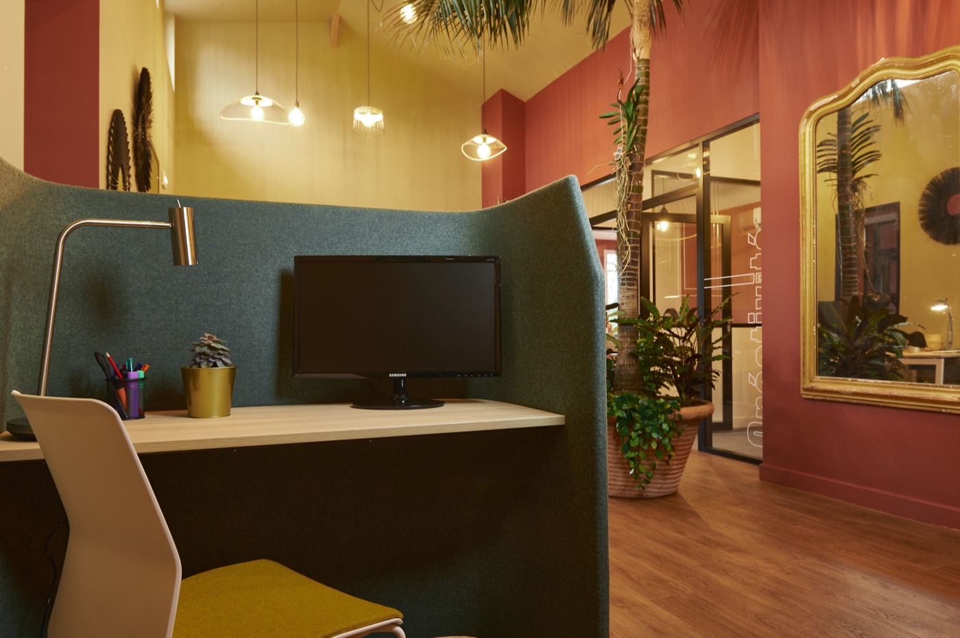 Espace détente au Vigean, décor miroir et plante