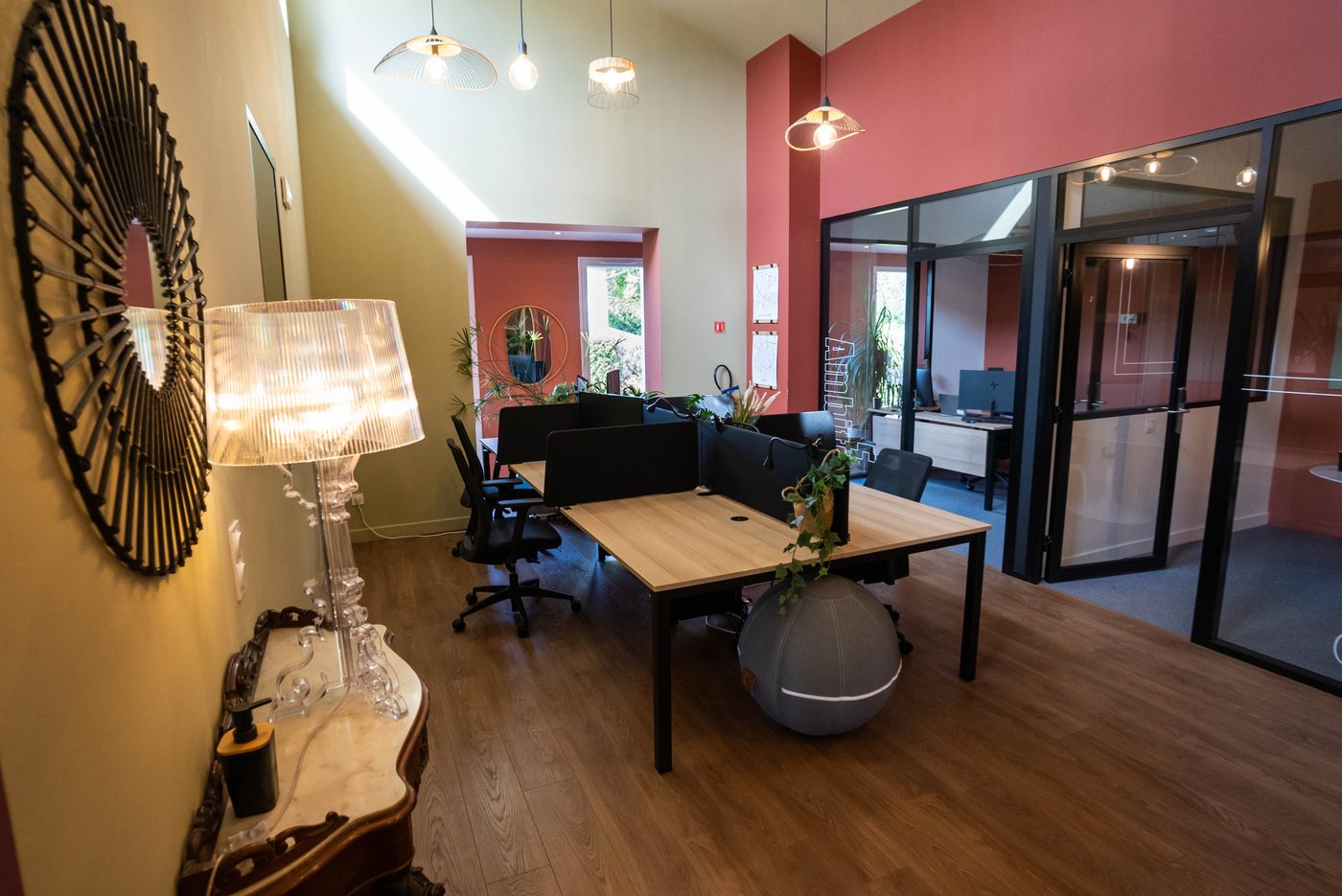 Espace Collaboration au Vigean : canapé, table basse, verrière sur bureau fermé, mur terracotta