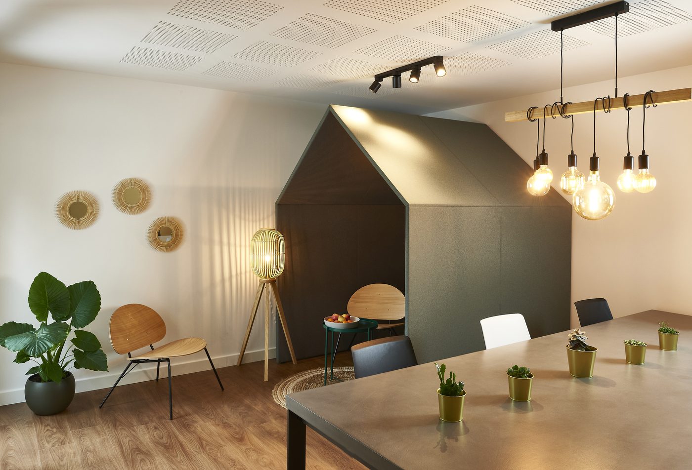 Coin Innovation au Vigean : table conviviale, suspensions filaires, mur graphique