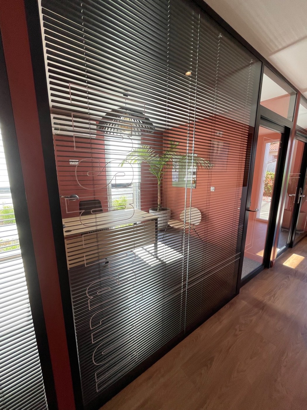 Poste de travail sous la verrière du Vigean, plante et lampe