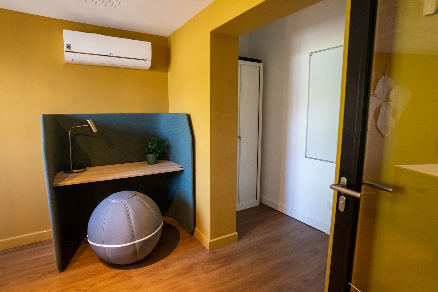 Bulle de travail Objectif au Vigean : poste debout, siège ballon, mur moutarde