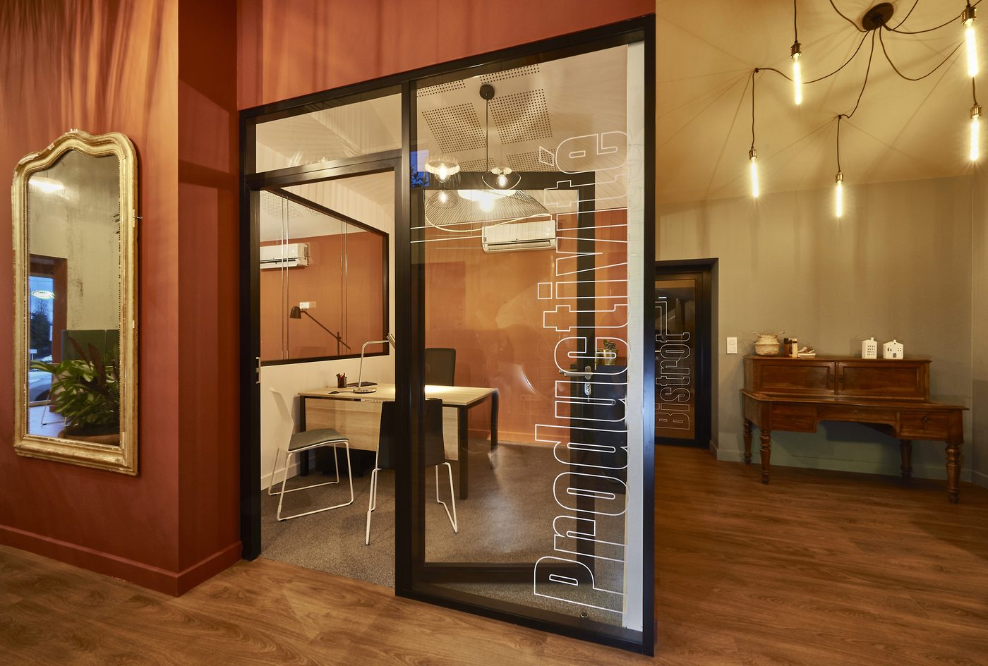 Bureau fermé Productivité au Vigean, nom gravé sur la porte vitrée