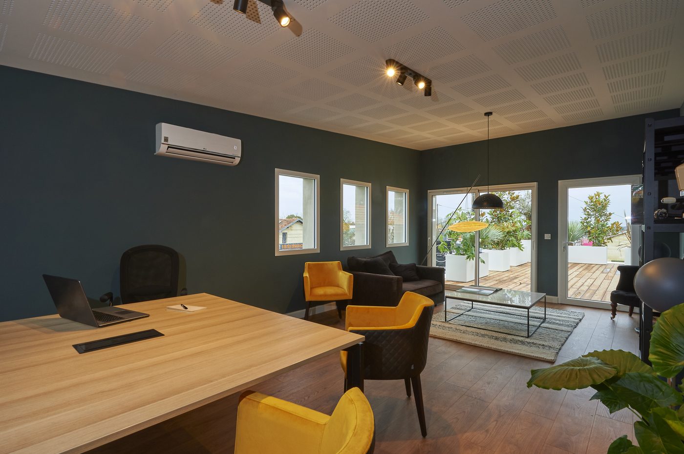 Bureau Réalisation au Vigean : bureau debout, fauteuils, mur bleu ardoise