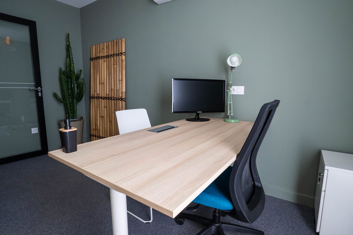 Bureau Réussite au Vigean : bureau debout, mur vert sauge, cactus