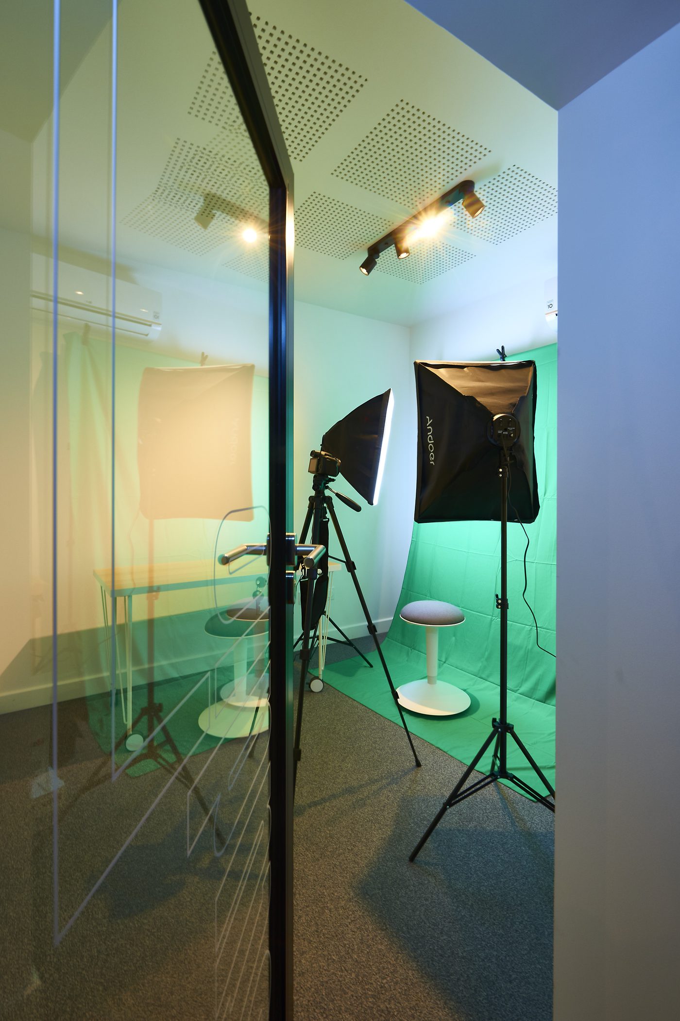 Studio numérique du Vigean : éclairages colorés, matériel de tournage