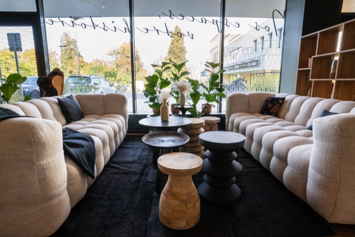 Salon lounge de La Gravade, canapés et vitrine gravée