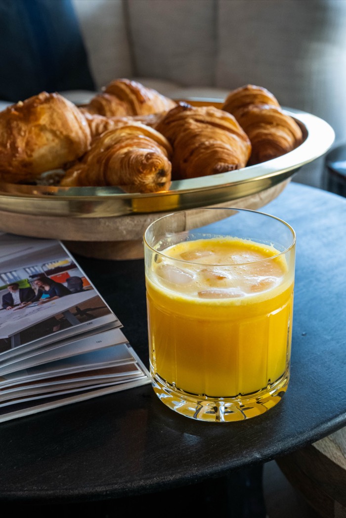 Corbeille de viennoiseries et jus frais, La Gravade