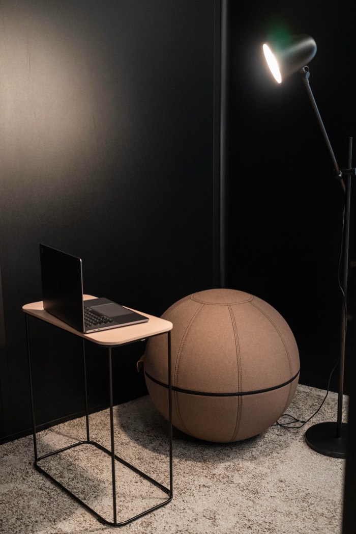 Poste de travail debout avec ballon d'assise