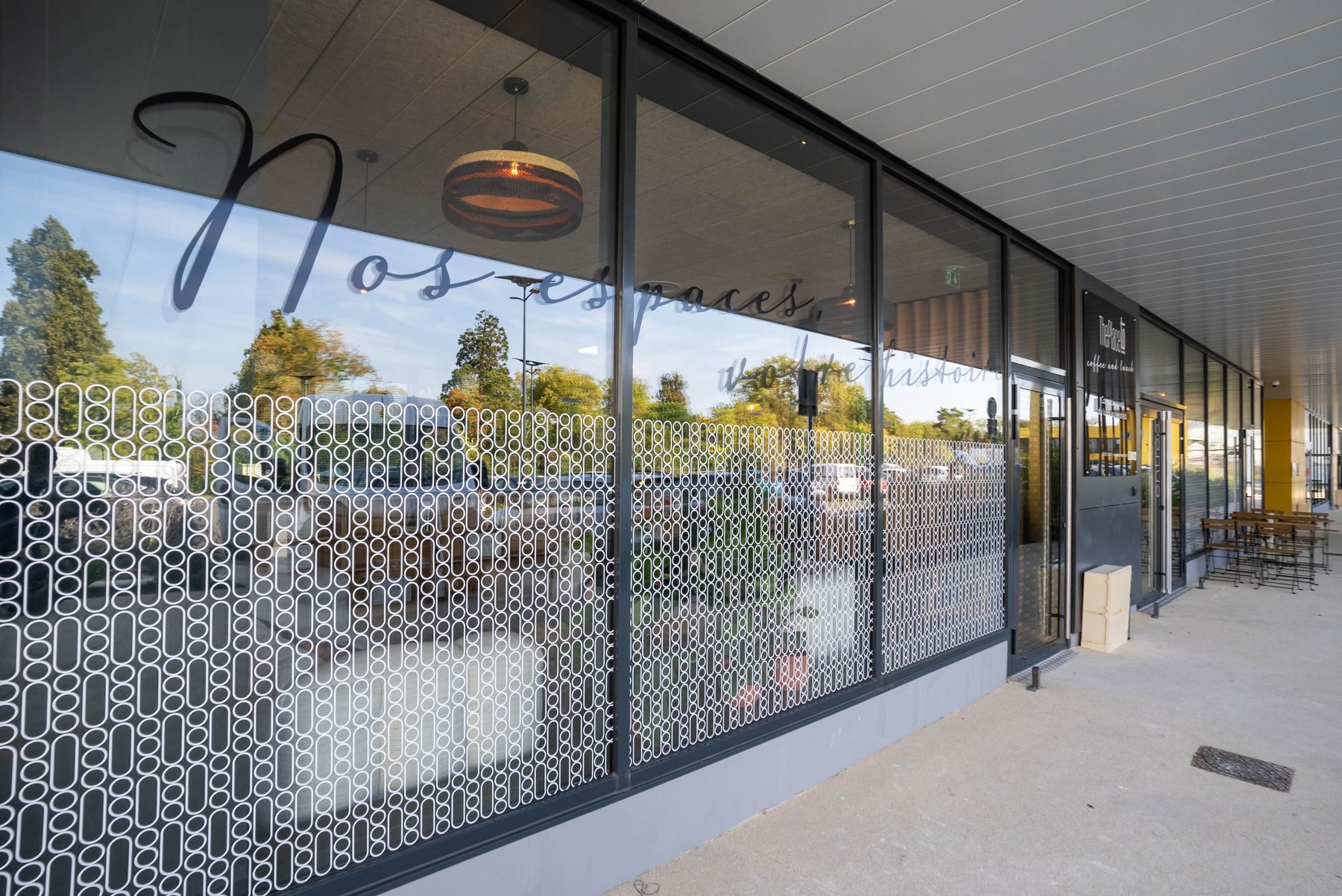 Vitrine de La Gravade : signature « Nos espaces, votre histoire » gravée sur le verre dépoli