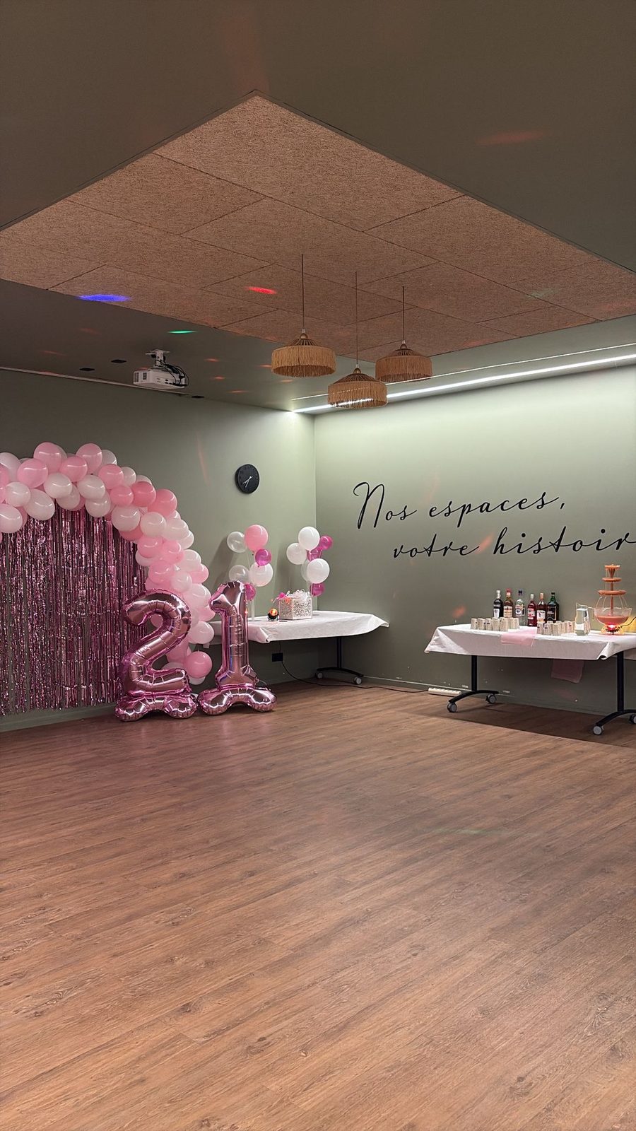 Salle de La Gravade décorée pour un anniversaire : arche de ballons roses et chiffre 21