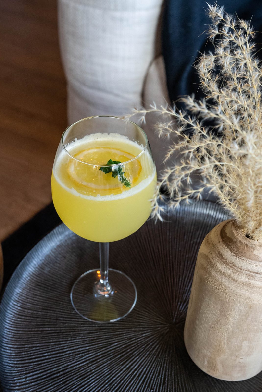 Cocktail à l'orange et à la menthe servi à La Gravade, herbes de la pampa en décor