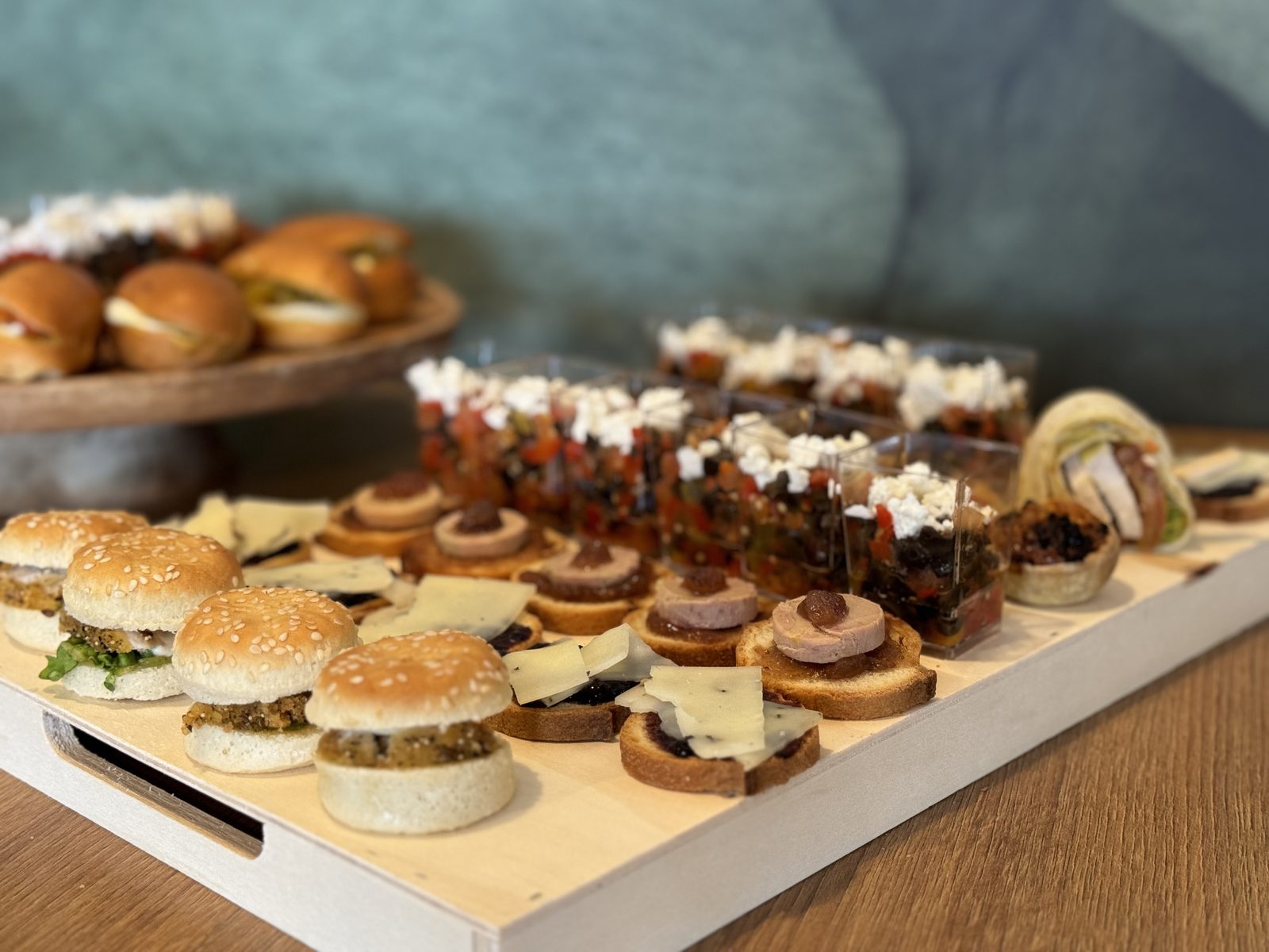 Plateau de mini-burgers, toasts et verrines de restauration partenaire, La Gravade