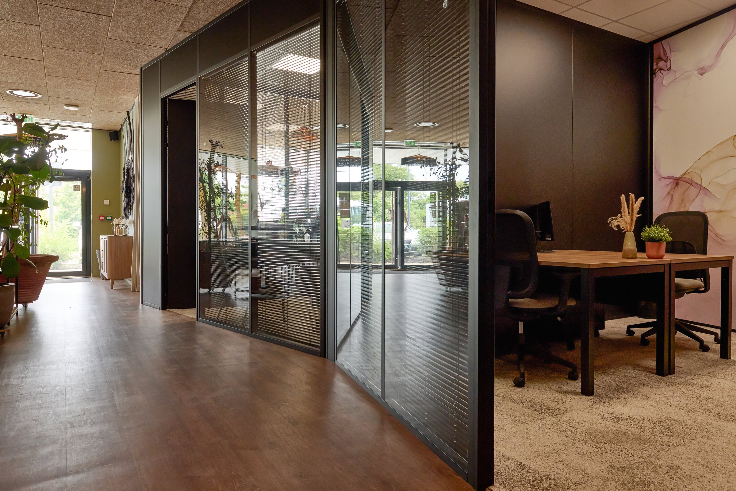 Couloir du Vigean : bureaux vitrés, open space et espace de travail ouvert