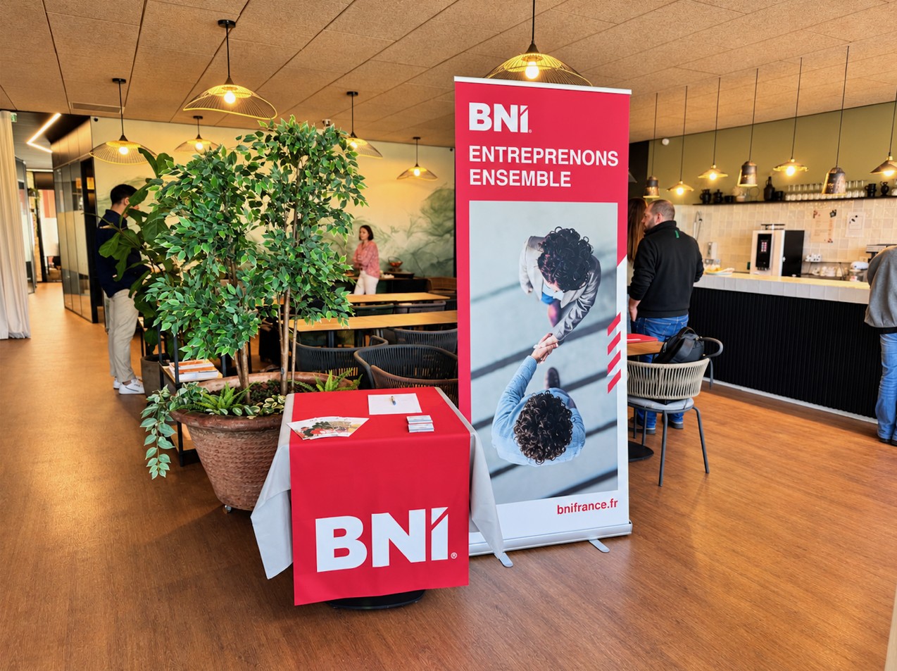 Roll-up et table BNI « Entreprenons ensemble » installés dans l'espace restauration de La Gravade