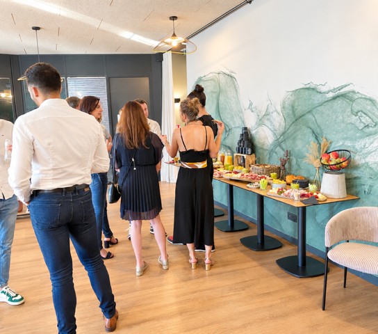 Petit-déjeuner des coworkers de The Place To : viennoiseries, café et jus d'orange sur une table partagée
